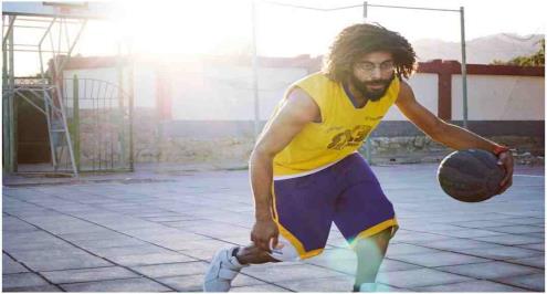 "منذ الاحتلال".. مصري يُعيد إحياء ملعب كرة سلة بمدينة دهب